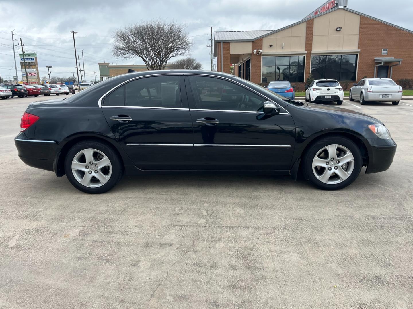 2005 Black /black Acura RL 3.5RL with Navigation System (JH4KB165X5C) with an 3.5L V6 SOHC 24V engine, 5-Speed Automatic Overdrive transmission, located at 14700 Tomball Parkway 249, Houston, TX, 77086, (281) 444-2200, 29.928619, -95.504074 - Photo#7